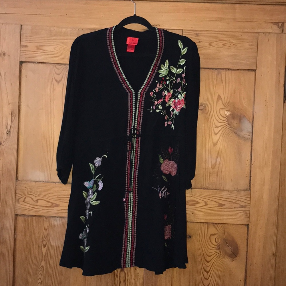 Black textured tunic w/ floral embroidery detail.